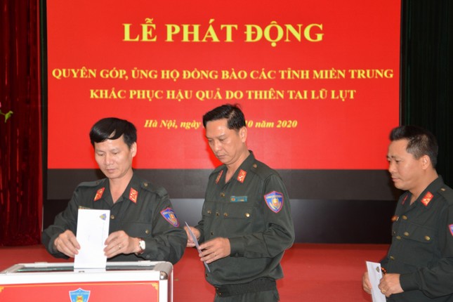 Hà Nội tiếp nhận 22 tỷ đồng ủng hộ đồng bào miền Trung ảnh 7