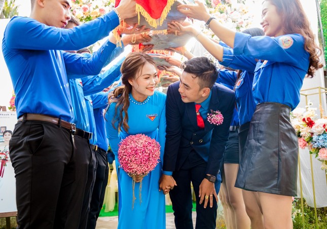 Ảnh cưới độc đáo của cô dâu chú rể là cán bộ Đoàn ảnh 1