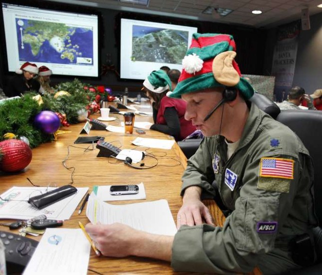 Bất chấp chính phủ Mỹ đóng cửa, NORAD vẫn dõi theo ông già Noel ảnh 1