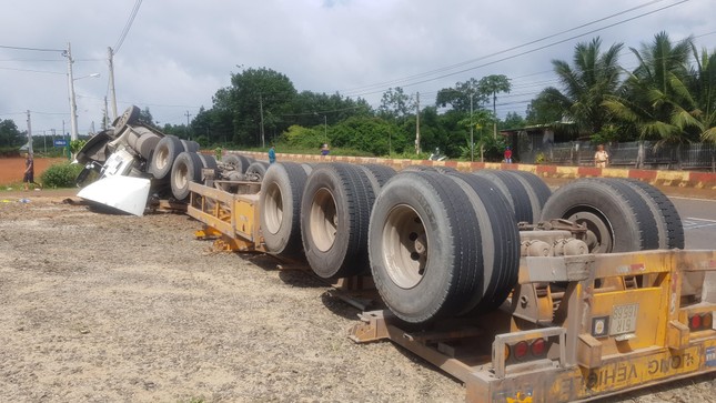 Container lật ngửa, tài xế được cứu trong tình trạng nguy kịch ảnh 1