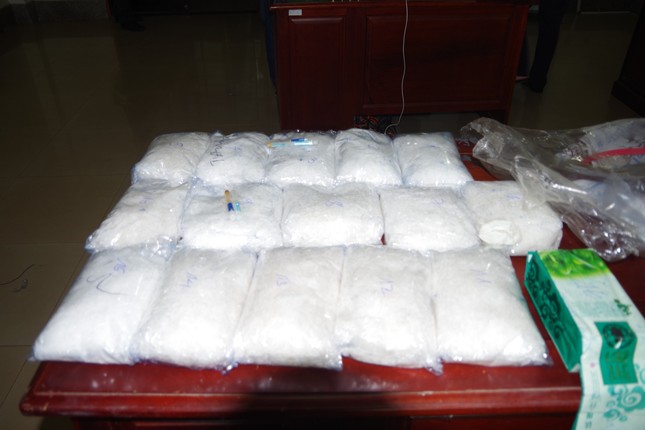 Phát hiện hơn 15kg ma túy đá trên xe khách ảnh 1