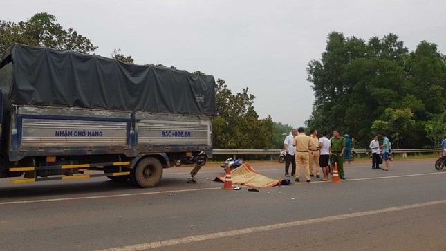 Xe máy tông đuôi xe tải tại Bình Phước, 2 người thương vong ảnh 1