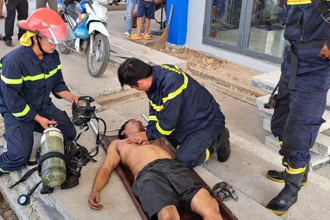 Công an thông tin hai người ngạt khí khi vệ sinh bồn chứa xăng dầu ảnh 2
