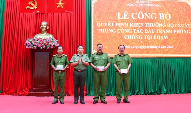 Thưởng nóng hơn 100 triệu đồng cho lực lượng công an tại Vĩnh Long ảnh 2