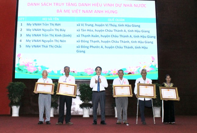 Truy tặng danh hiệu cho 5 Bà mẹ Việt Nam anh hùng ở Hậu Giang ảnh 1