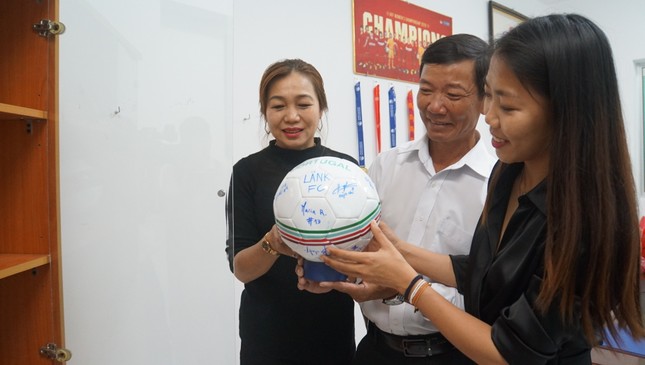 Huỳnh Như tặng áo đấu trận Play off đưa Việt Nam vào vòng chung kết World Cup ảnh 9