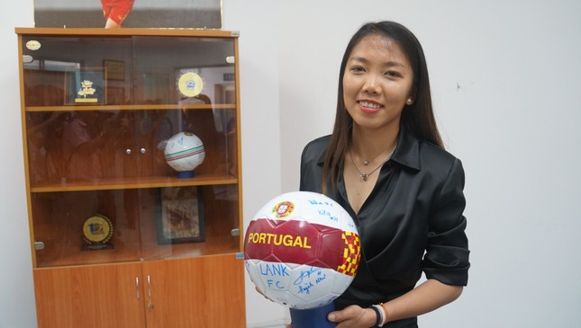 Huỳnh Như tặng áo đấu trận Play off đưa Việt Nam vào vòng chung kết World Cup ảnh 7