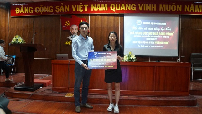 Huỳnh Như tặng áo đấu trận Play off đưa Việt Nam vào vòng chung kết World Cup ảnh 4