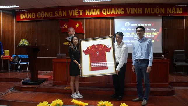 Huỳnh Như tặng áo đấu trận Play off đưa Việt Nam vào vòng chung kết World Cup ảnh 5