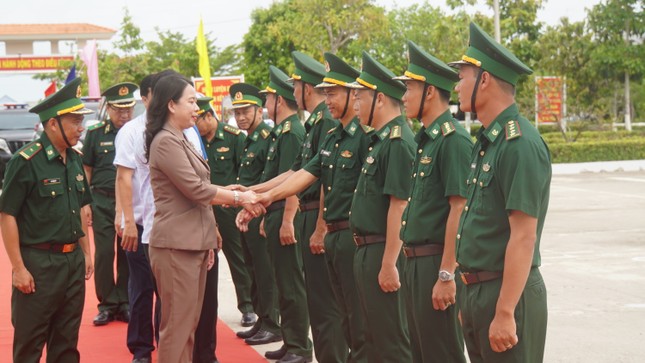 Phó Chủ tịch nước thăm đồn biên phòng, gia đình chính sách tại Cà Mau ảnh 1