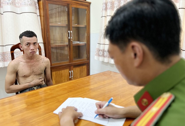 Cướp giật dây chuyền, cởi bỏ quần áo để lẩn trốn vẫn không thoát ảnh 1