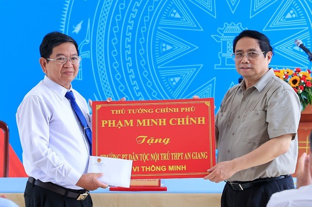 Thủ tướng Phạm Minh Chính thăm trường Phổ thông Dân tộc nội trú THPT An Giang ảnh 2