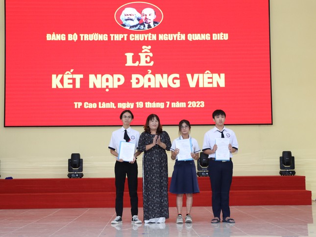7 học sinh ưu tú trường chuyên ở Đồng Tháp được kết nạp đảng ảnh 1