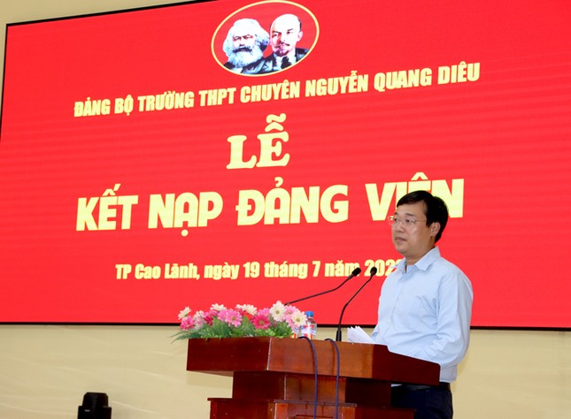 7 học sinh ưu tú trường chuyên ở Đồng Tháp được kết nạp đảng ảnh 2