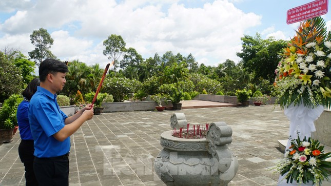 Đoàn công tác T.Ư Đoàn thăm, tặng quà Mẹ Việt Nam anh hùng ảnh 8
