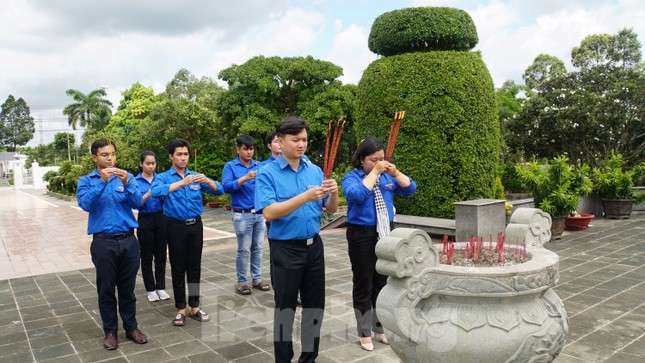 Đoàn công tác T.Ư Đoàn thăm, tặng quà Mẹ Việt Nam anh hùng ảnh 9