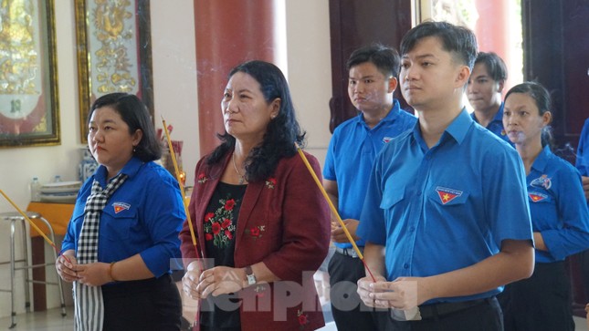 Đoàn công tác T.Ư Đoàn thăm, tặng quà Mẹ Việt Nam anh hùng ảnh 5
