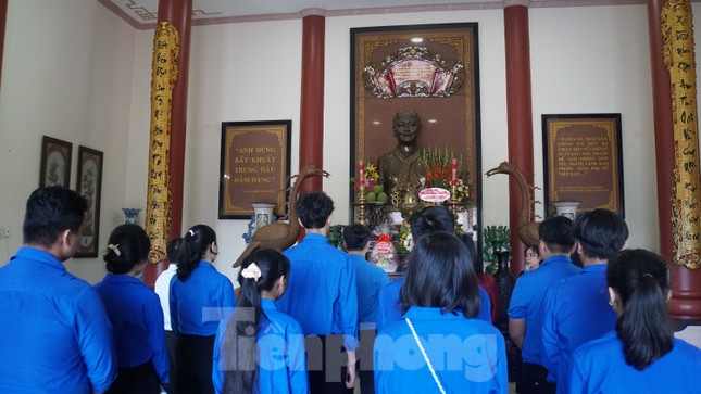 Đoàn công tác T.Ư Đoàn thăm, tặng quà Mẹ Việt Nam anh hùng ảnh 7