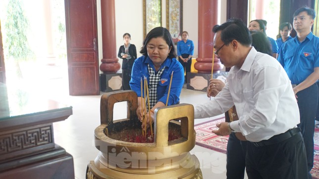 Đoàn công tác T.Ư Đoàn thăm, tặng quà Mẹ Việt Nam anh hùng ảnh 6