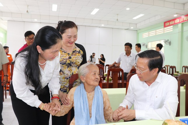 Chủ tịch TPHCM thăm Mẹ Việt Nam Anh hùng, tặng quà sinh viên tình nguyện tại Bến Tre ảnh 2
