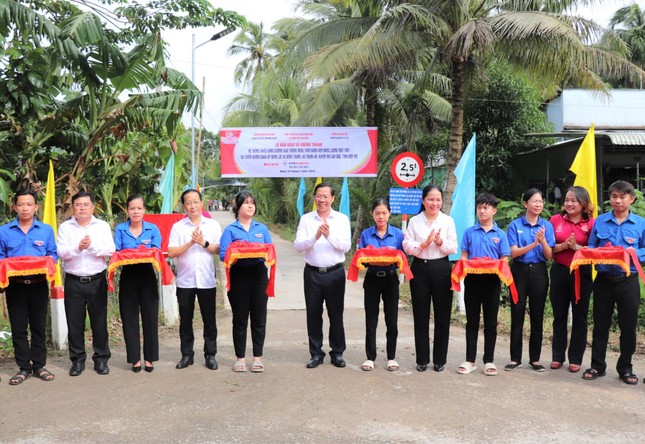 Chủ tịch TPHCM thăm Mẹ Việt Nam Anh hùng, tặng quà sinh viên tình nguyện tại Bến Tre ảnh 3