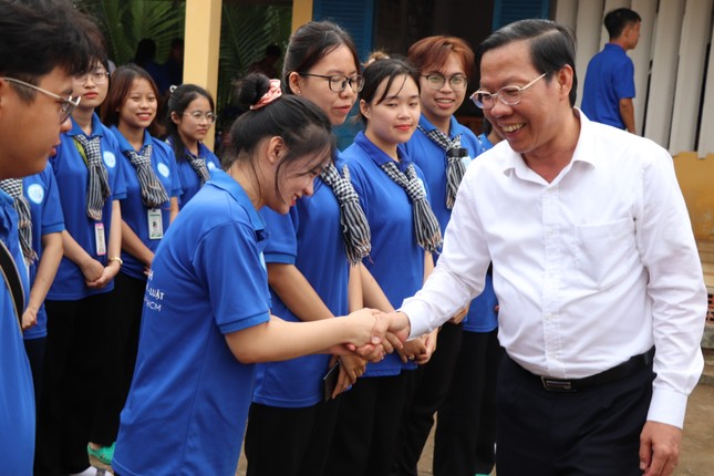 Chủ tịch TPHCM thăm Mẹ Việt Nam Anh hùng, tặng quà sinh viên tình nguyện tại Bến Tre ảnh 4