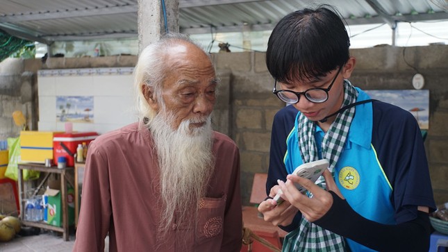 Chiến sĩ tình nguyện cài đặt VNeID cho đồng bào Khmer ảnh 9