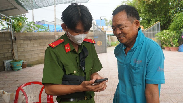 Chiến sĩ tình nguyện cài đặt VNeID cho đồng bào Khmer ảnh 10