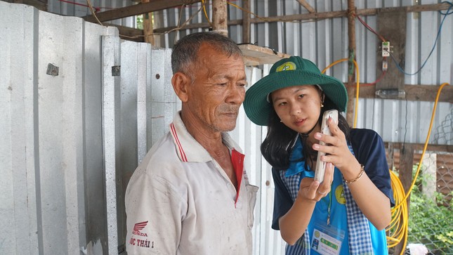 Chiến sĩ tình nguyện cài đặt VNeID cho đồng bào Khmer ảnh 2
