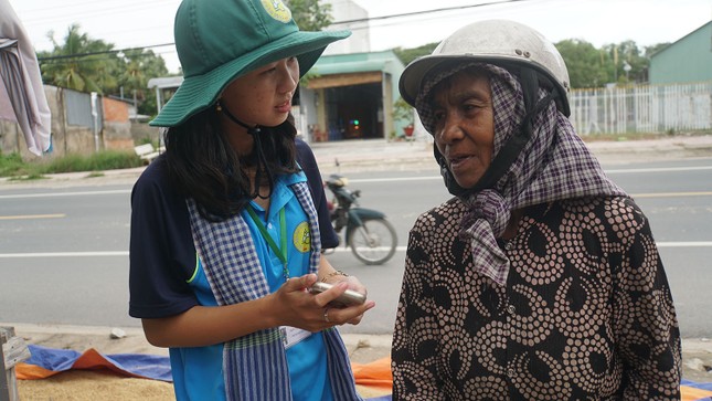 Chiến sĩ tình nguyện cài đặt VNeID cho đồng bào Khmer ảnh 3