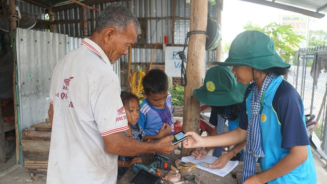 Chiến sĩ tình nguyện cài đặt VNeID cho đồng bào Khmer ảnh 4