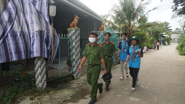 Chiến sĩ tình nguyện cài đặt VNeID cho đồng bào Khmer ảnh 5