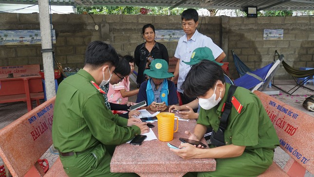 Chiến sĩ tình nguyện cài đặt VNeID cho đồng bào Khmer ảnh 7