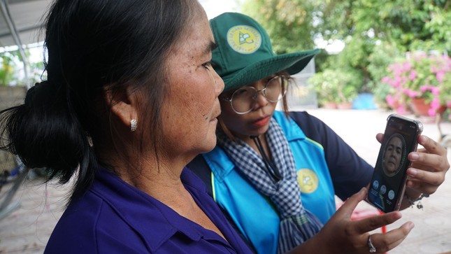Chiến sĩ tình nguyện cài đặt VNeID cho đồng bào Khmer ảnh 8
