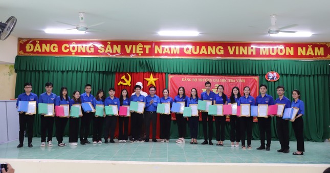 19 chiến sĩ tình nguyện Mùa hè xanh trường ĐH Trà Vinh được kết nạp Đảng ảnh 3