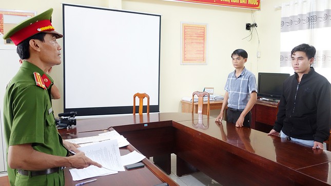 Bắt hai đối tượng làm giả chứng chỉ ngoại ngữ, tin học để bán cho sinh viên ảnh 1