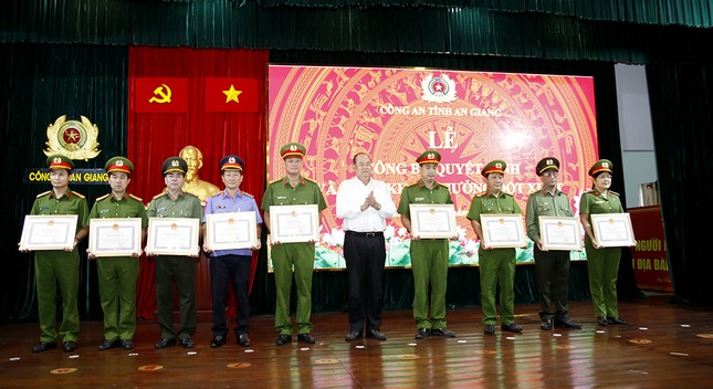 Khen thưởng nóng lực lượng điều tra vụ án vượt biên sang Campuchia ảnh 1