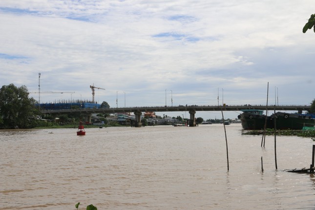 Tạm giữ người đàn ông liên quan vụ bé trai rơi từ trên cầu xuống sông ảnh 2