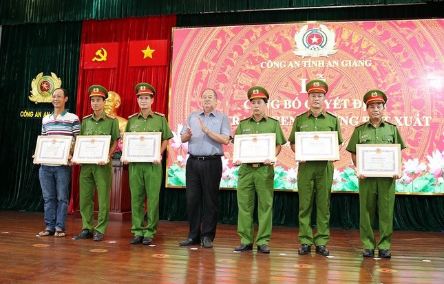 Khen thưởng lực lượng truy bắt đối tượng ném bé trai xuống sông ảnh 1