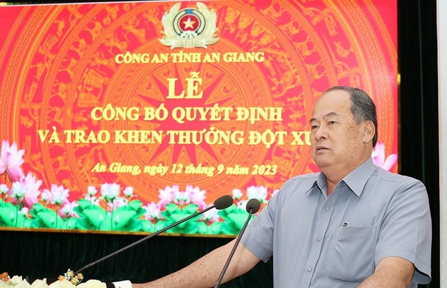 Khen thưởng lực lượng truy bắt đối tượng ném bé trai xuống sông ảnh 3