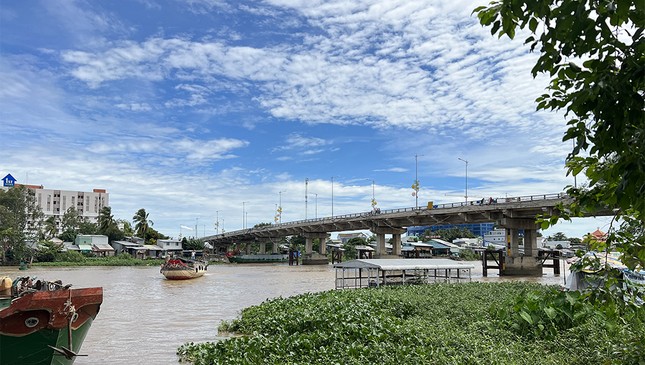 Khởi tố kẻ ném bé trai 4 tuổi xuống sông ở An Giang ảnh 2