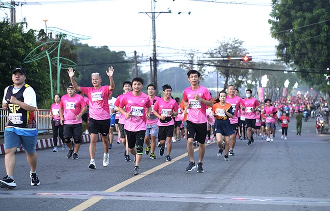Giải marathon Đất Sen hồng – Đồng Tháp thu hút vận động viên từ 14 quốc gia ảnh 1