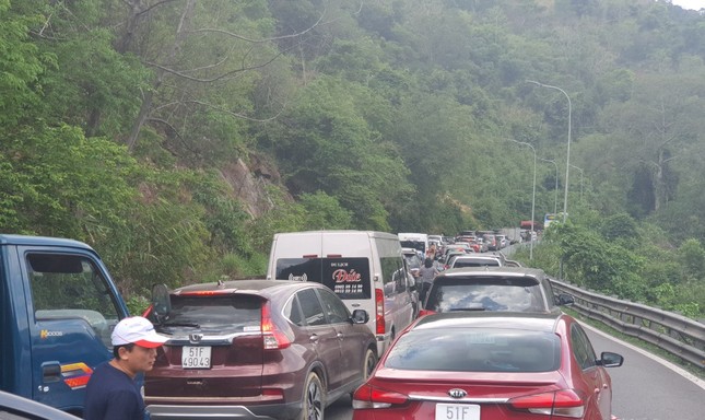 Dòng người đổ xô lên Đà Lạt, kẹt xe nhiều giờ trên đèo Bảo Lộc ảnh 3