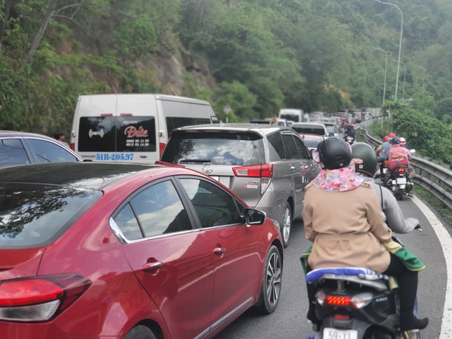 Dòng người đổ xô lên Đà Lạt, kẹt xe nhiều giờ trên đèo Bảo Lộc ảnh 4