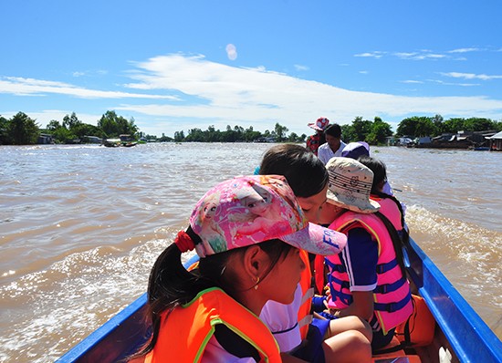 Học sinh băng sông trong mùa lũ tới trường khai giảng ảnh 3