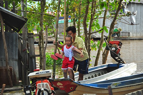 Học sinh băng sông trong mùa lũ tới trường khai giảng ảnh 4