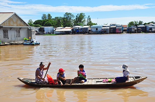 Học sinh băng sông trong mùa lũ tới trường khai giảng ảnh 10
