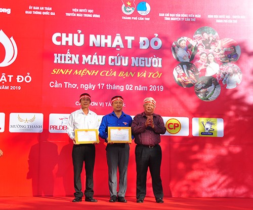 Tưng bừng Chủ nhật Đỏ tại Cần Thơ ảnh 5