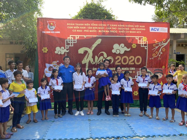 Mang xuân yêu thương đến với trẻ em nghèo vùng sâu ảnh 6