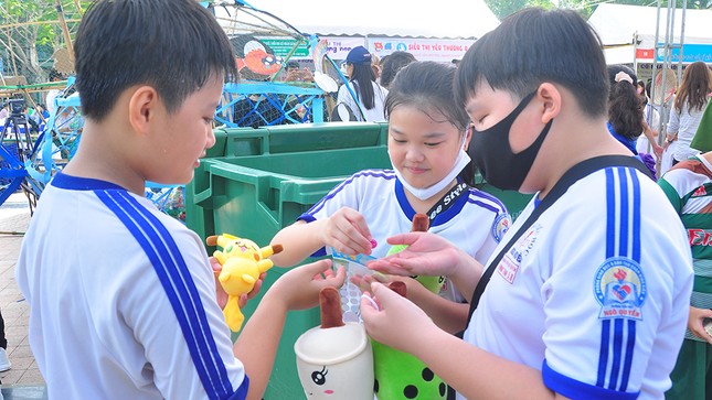 Sôi nổi ngày hội mang đồ nhựa đến đổi quà ảnh 5